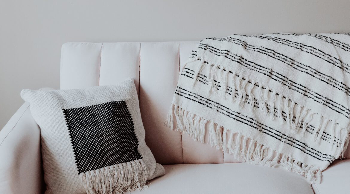 Illustration canapé droit avec plaid et coussin