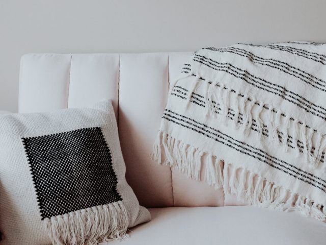 Illustration canapé droit avec plaid et coussin