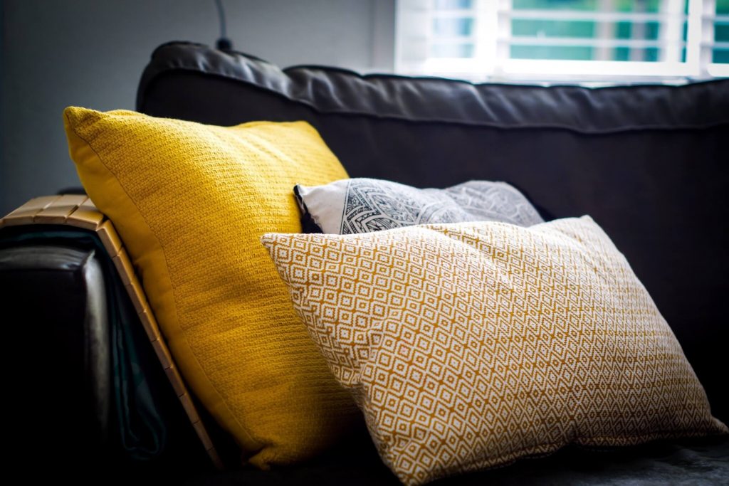 Canapé confortable avec coussins décoratifs