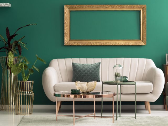Inspiration décoration : salon rétro chic avec canapé beige