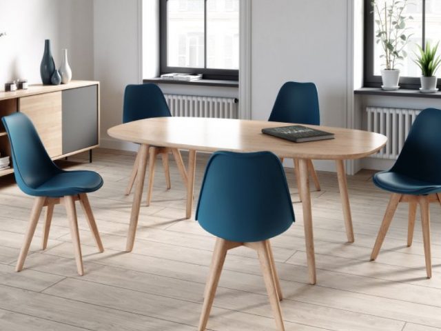 Chaises scandinaves avec piétement en bois et coque plastique