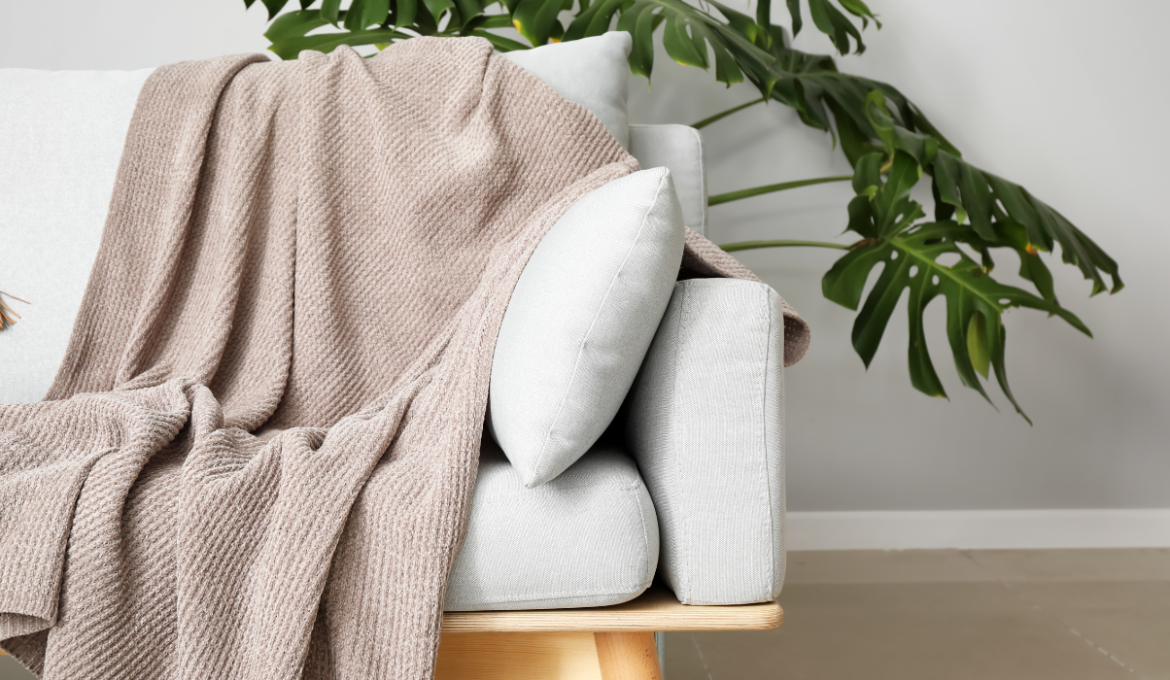 Comment mettre un plaid sur canapé pour une décoration stylée et confortable